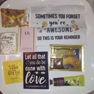 Lot with eye mask, lotion, perfume, notepad, etc